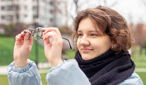 Contact Lenses or Prescription Glasses: Should You Choose ACUVUE OASYS for Everyday Wear?
